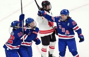 Reprezentacja USA w hokeju na lodzie kobiet pokonuje Kanadę w dogrywce i zdobywa trzeci złoty medal olimpijski