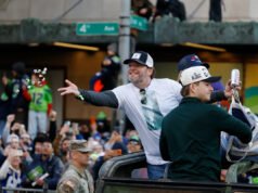 John Schneider miał specjalne prezenty dla 12. mężczyzny na paradzie Super Bowl