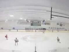 Film pokazuje, jak hokeiści i kibice uciekają do schronienia po tym, jak podczas meczu rozległy się strzały