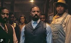 Świeża singielka Olivia Attwood w kremowym topie z piórami dołącza do eleganckiej Ashley James i AJ Odudu na imprezie EE BAFTA Rising Star