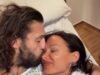 Andy Carroll ujawnia, że przeszedł operację ścięgna podkolanowego, przytulając się do swojej dziewczyny Lou Teasdale w ukochanym klipie ze szpitalnego łóżka