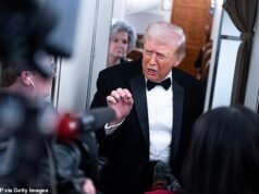 Trump w smokingu rzuca najnowsze zagrożenie dla Iranu na pokładzie Air Force One, twierdząc, że „duże, potężne statki” są w drodze