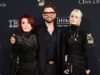 Sharon Osbourne wspierają swoje dzieci Kelly i Jack na gali poprzedzającej rozdanie nagród Grammy, sześć miesięcy po śmierci męża Ozzy’ego, przed oddaniem hołdu rockmanowi podczas ceremonii