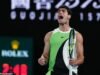 Carlos Alcaraz pokonuje Novaka Djokovica i przechodzi do historii jako najmłodszy mistrz Wielkiego Szlema w karierze po sensacyjnym zwycięstwie w Australian Open