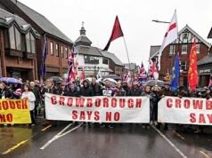 Tłumy skandują „Keir Starmer jest zdrajcą”, podczas gdy setki protestują w Crowborough po tym, jak migranci płci męskiej przenieśli się do pobliskich koszar byłego wojska