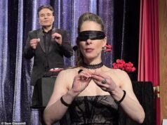 Nie spodziewała się, że to nadejdzie! Czytająca w myślach z zawiązanymi oczami jest zaskoczona swoim życiem, gdy magik Magicznego Kręgu wyczarowuje diamentowy pierścionek zaręczynowy i oświadcza się przed publicznością z West Endu