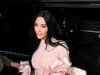Kim Kardashian promienieje, przybywając z Lewisem Hamiltonem do Paryża na imprezę NikeSKIMS po weekendzie w Cotswolds pośród ich „sekretnego romansu”