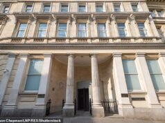 Pracownik żłobka, lat 30, oskarżony o zgwałcenie i wykorzystywanie seksualne pięciorga dzieci znajdujących się pod jego opieką, płacze, mówiąc ławie przysięgłych, że „naśladuje” to, co zrobiono mu, gdy był dzieckiem