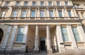 Pracownik żłobka, lat 30, oskarżony o zgwałcenie i wykorzystywanie seksualne pięciorga dzieci znajdujących się pod jego opieką, płacze, mówiąc ławie przysięgłych, że „naśladuje” to, co zrobiono mu, gdy był dzieckiem