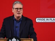 Starmer przysięga, że pozostanie premierem i upiera się, że podziela „gniew” z parlamentarzystami w związku ze skandalem Mandelsona: aktualizacje na żywo