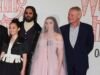 Martin Clunes wygląda na zachwyconego, że jest otoczony przez gwiazdy klasy A, Margot Robbie i Charli XCX, na londyńskiej premierze jego nowego filmu „Wichrowe wzgórza”