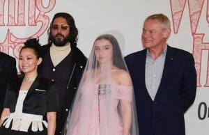 Martin Clunes wygląda na zachwyconego, że jest otoczony przez gwiazdy klasy A, Margot Robbie i Charli XCX, na londyńskiej premierze jego nowego filmu „Wichrowe wzgórza”