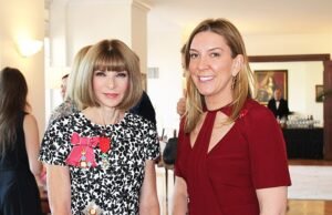 Kontrowersyjna mandarynka Dama Antonia Romeo określiła mianem „bezwstydnej” autopromotorki, która chciała oprawione w ramki artykuły o sobie w „Vogue’u” w łazience oficjalnej rezydencji w Nowym Jorku