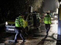 Świadek twierdzi, że chłopiec oskarżony o zadźganie nożem dwóch innych osób w ataku na szkołę w północnym Londynie to były uczeń, który wymknął się, używając starego mundurka