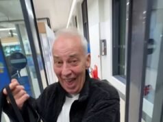 Michael Barrymore robi zapasy czekolady w dziwacznym klipie „Przekąski” po tym, jak został gwiazdą TikTok