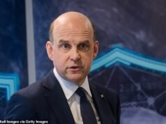 Ambasador Wielkiej Brytanii w NATO (55 l.), który kiedyś zostawił ściśle tajne akta na przystanku autobusowym, teraz wywołał chaos po przeniesieniu swojej 29-letniej włoskiej dziewczyny-stażysty do oficjalnej rezydencji