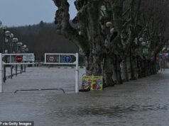Burza Nils uderza we Francję: wiatr i powodzie osiągające prędkość 160 km/h pozbawiają prądu prawie milion ludzi, a co najmniej jedna osoba nie żyje