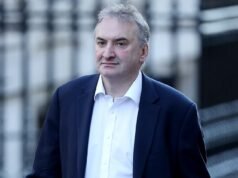 Szef służby cywilnej Chris Wormald zostaje zwolniony przez Keira Starmera, gdy wrzuca pod autobus innego pomocnika, „aby ratować własną skórę”, kolejnego dnia chaosu w linii nr 10