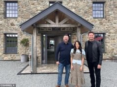 Para wydała milion funtów na przekształcenie XVIII-wiecznego domu wiejskiego w oszałamiający, nowoczesny „dom na zawsze” na wyspie w północnej Walii – po drugiej stronie wybrzeża, skąd mieli swoją pierwszą randkę jako nastoletnie zakochane osoby