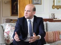 Jak czołowy brytyjski wysłannik NATO (55 l.) utrzymuje raczej niedyplomatyczne stosunki ze swoją 29-letnią włoską AP