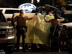 Policja w Nancy Guthrie trzyma arkusze dokumentów podczas usuwania przedmiotów z Range Rovera po tym, jak zatrzymali mężczyznę na przystanku na parkingu restauracji