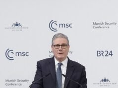 Starmer rozmieści lotniskowiec na Grenlandii i twierdzi, że głosowanie nad reformą spowoduje wojnę