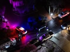 Śledczy z Nancy Guthrie „zatrzymują cztery”, ponieważ sąsiad twierdzi, że widział, jak ktoś strzelił sobie w głowę, a Range Rover był przykryty prześcieradłami, podczas gdy policjanci badali jego bagażnik