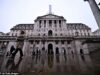 Bank of England twierdzi, że pracownicy płci męskiej mogą nosić w biurze cień do powiek i buty na obcasie zgodnie z nowym ubiorem