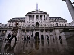 Bank of England twierdzi, że pracownicy płci męskiej mogą nosić w biurze cień do powiek i buty na obcasie zgodnie z nowym ubiorem