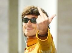 Moment, w którym Jacob Elordi porzuca swój występ w Heathcliffie i pokazuje palec po przybyciu na lotnisko w Brisbane