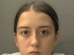 19-letnia kobieta Moment używa spersonalizowanego Fiata 500, aby skosić mężczyznę, gdy ten grał z przyjaciółmi w rugby na parkingu stacji kolejowej