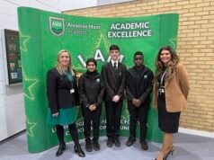 Szkoła porzuca tradycyjną marynarkę, koszulę i krawat na rzecz marynarki i T-shirtu po zapytaniu UCZNIÓW, jakich zmian chcą