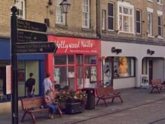 Sąd orzekł, że nastolatkowie zgwałcili kobietę w alejce w centrum miasta, gdy rozładowała się jej bateria w telefonie