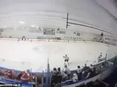 Wstrząsający moment hokeiści ze szkoły średniej uciekają podczas meczu w Pawtucket, gdy bandyta otwiera ogień i zabija 2 widzów