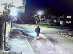 W pewnym momencie kierowca hulajnogi elektrycznej wpada w dziurę w jezdni i uderza w jezdnię, po czym zostaje przewieziony do szpitala