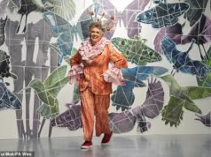 Prue Leith (85 l.) wychodzi na wybieg pokazu Vin+Omi podczas London Fashion Week po tym, jak opuściła Bake Off, a gospodarze Alison Hammond i Matt Lucas stają w pierwszym rzędzie, aby pokazać swoje wsparcie