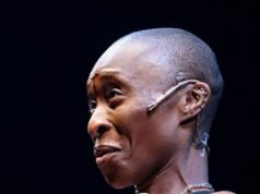 Cynthia Erivo z trudem powstrzymuje emocje podczas oglądania kurtyny w dniu premiery swojej jednoosobowej sztuki Dracula – po ostrej reakcji telepromptera