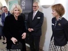 Królowa Camilla przybywa na zaręczyny w Westminster z królem Karolem, który ma pojawić się na Londyńskim Tygodniu Mody zaledwie kilka godzin po aresztowaniu Andrew