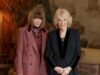 Królowa Camilla pozuje u boku Anny Wintour na początku Londyńskiego Tygodnia Mody, zaledwie kilka godzin po aresztowaniu Andrew