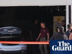 Trzy osoby nie żyją, a sześć zostało rannych po tym, jak kierowca potrącił rowerzystę i wjechał samochodem w sklep spożywczy w Los Angeles | Los Angeles