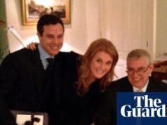 Z akt wynika, że doradca Andrew doradził Epsteinowi, aby pominął wyrok skazujący w formularzu wizowym do Chin, | Jeffreya Epsteina