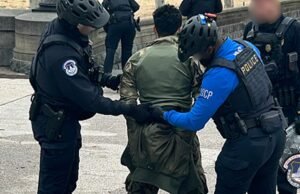 Uzbrojony 18-latek w kamizelce kuloodpornej aresztowany na schodach Kapitolu