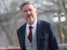 Thomas Massie spotyka się z ostrą reakcją Partii Republikańskiej na ofertę barterową złożoną Mike’owi Johnsonowi w kluczowym głosowaniu