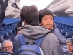 5-letni Liam Ramos zwolniony z ICE wraca do domu w Minneapolis