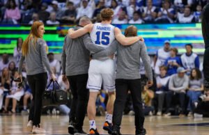 Gwiazda BYU, Richie Saunders, wypada z sezonu po zdarciu ACL zaledwie kilka sekund przed zwycięstwem nad Kolorado