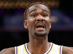 Deandre Ayton zatrzymany, przeszukany pod kątem trawki na lotnisku na Bahamach, nie postawiono żadnych zarzutów