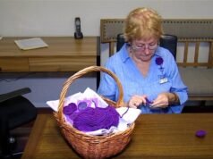 Babcia Bundaberg, Trish Hansen, robi na drutach fioletowe maki na cześć zwierząt wojennych