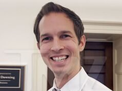 Rep. Jake Auchincloss radzi członkom Kongresu, aby „dotknęli trawy”