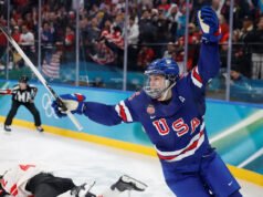 Zobacz zdobywcę złotego medalu w hokeju na lodzie kobiet w USA autorstwa Megan Keller