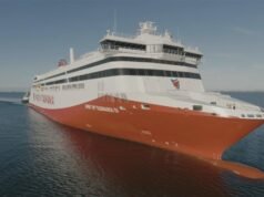 Załoga Spirit of Tasmania pomaga uratować pięć osób dorosłych i dwoje dzieci z tonącej łodzi w zatoce Corio w Geelong